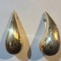 Arete de gota dorado