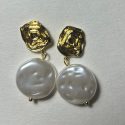 aretes de perlas con cuadro dorado