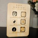 Exhibidor QR redes sociales en acrílico negro y madera.