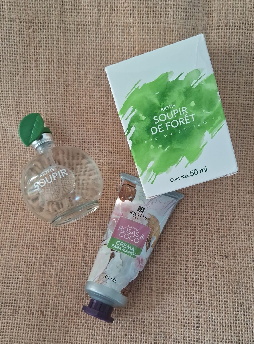 paquete-de-perfume-suspiro-del-bosque-y-crema-kiotis-cosmetica-gavese